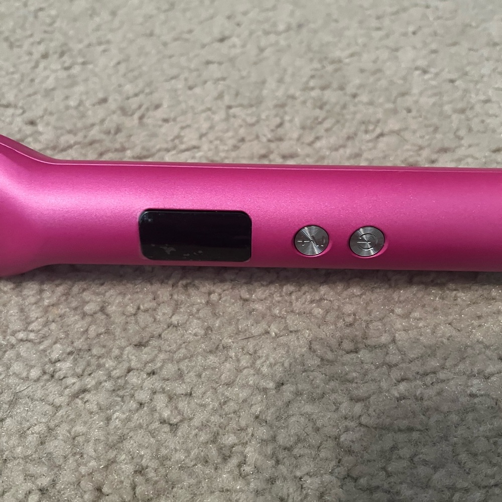 Tyche Chic straightening comb. No box, plugged in once, never been used.